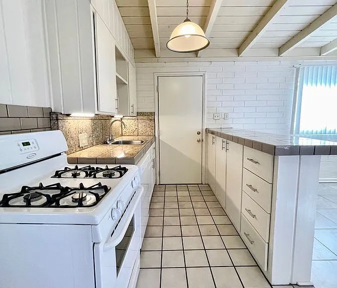 724 E Adams St — Photo 3