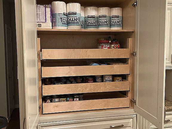 Large Pantry w/Pull Outs