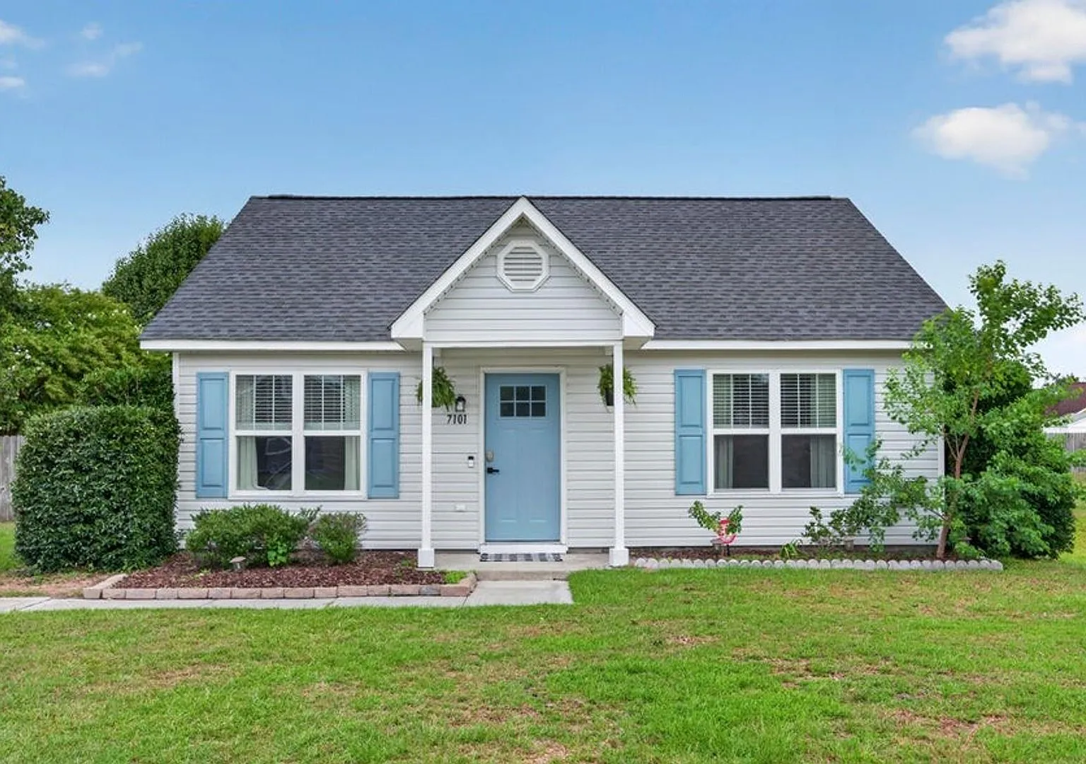Single story 3 bedroom, 2 bathroom home with fenced backyard! — Photo 1