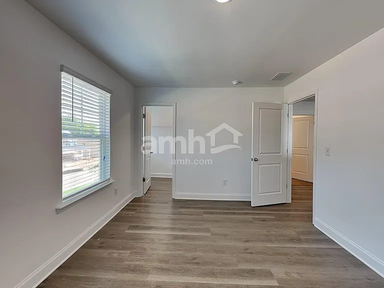 1124 Livengood Way — Photo 11