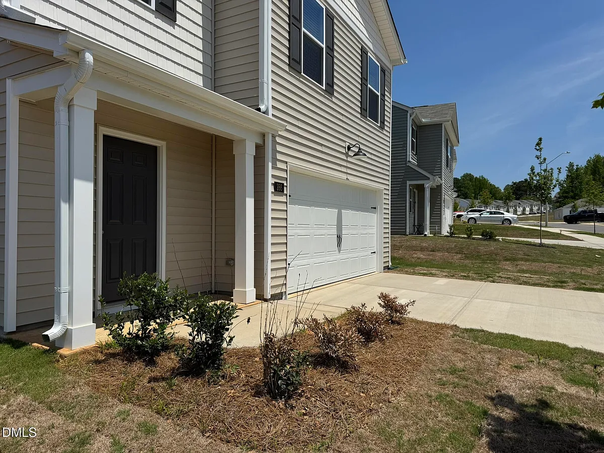 Building Photo - 286 Palm Dr