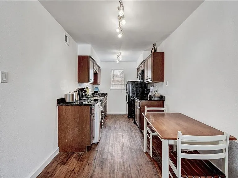 2200 San Gabriel St — Photo 4