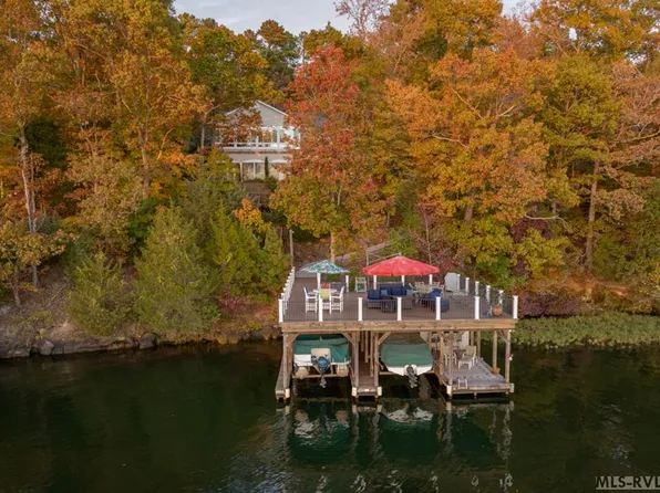 211 Lakeview Dr, Bracey, VA 23919