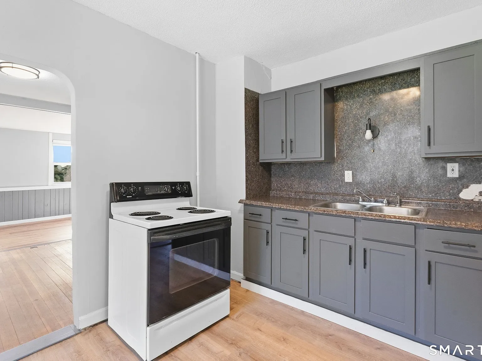 3 bed, 1.0 bath, 2299 sqft, $1,600 — Photo 3