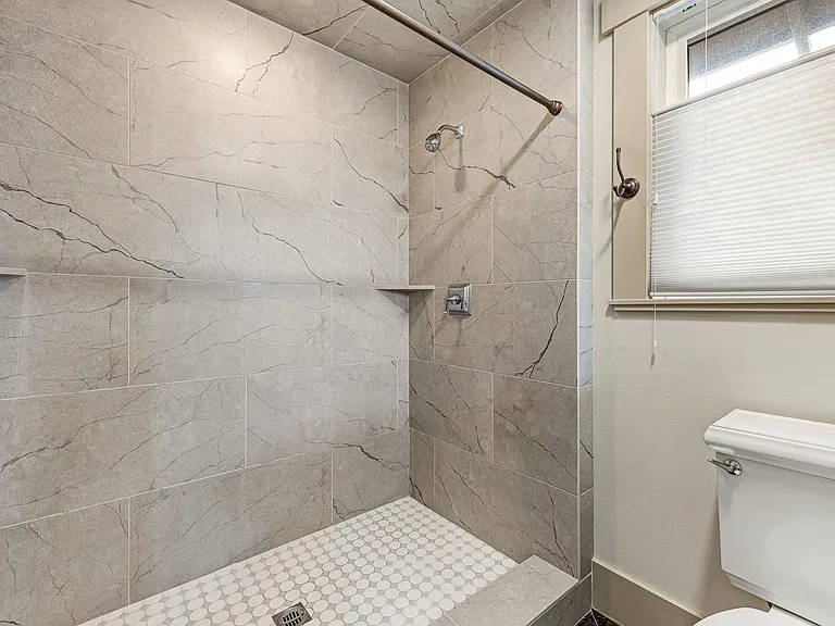 110 NW Black Hawk Ave — Photo 14