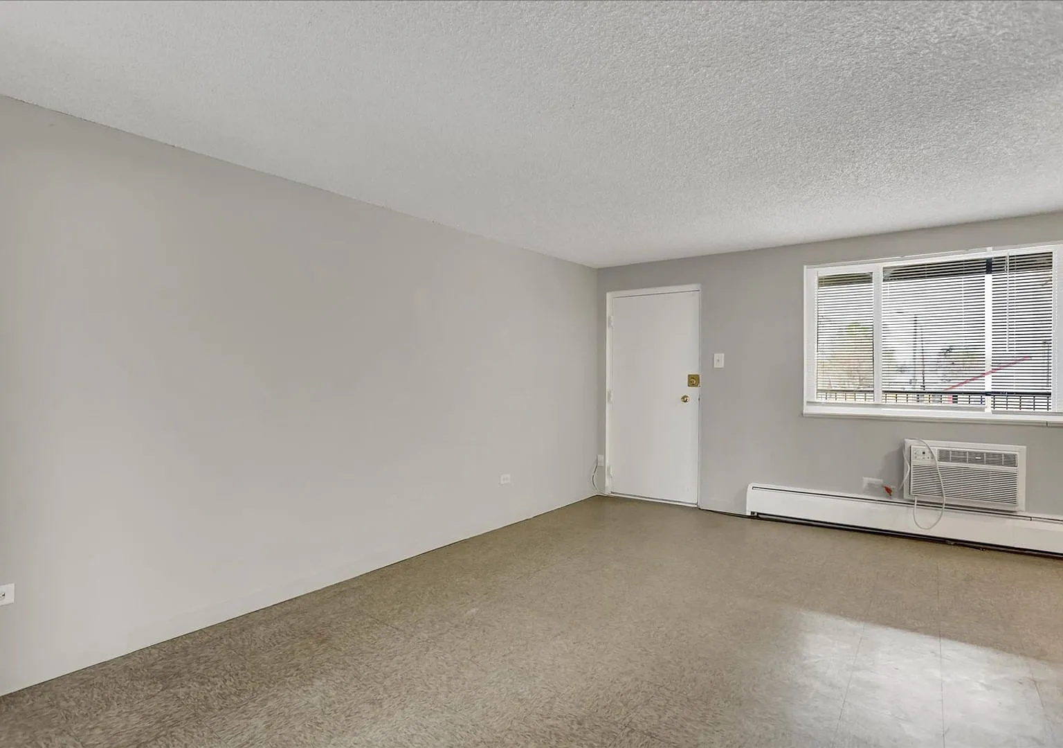 We accept Section Voucher 8! Great location close to the city! — Photo 4