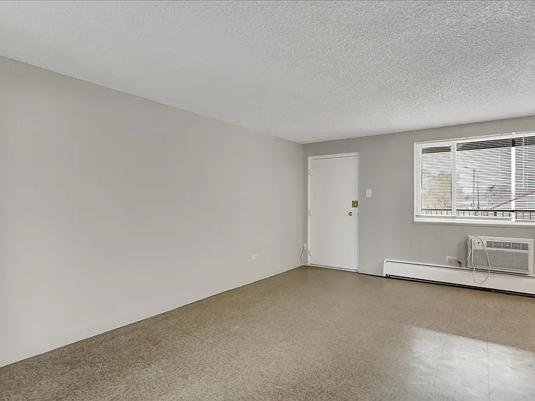 Section 8 Approved! Great location close to the city! — Photo 7