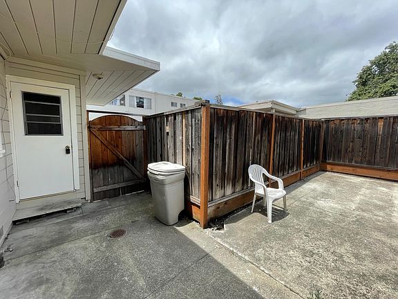 2nd image of 432 Redwood Ave Unit B
