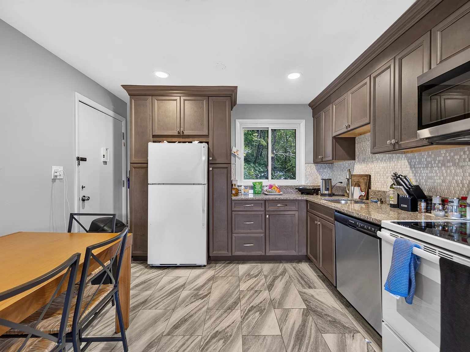 2 bed, 780 sqft, $2,500 — Photo 3