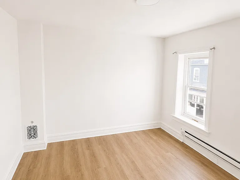 1033 1/2 W Court St — Photo 13