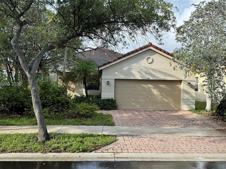 1st image of 748 Tulip Cir