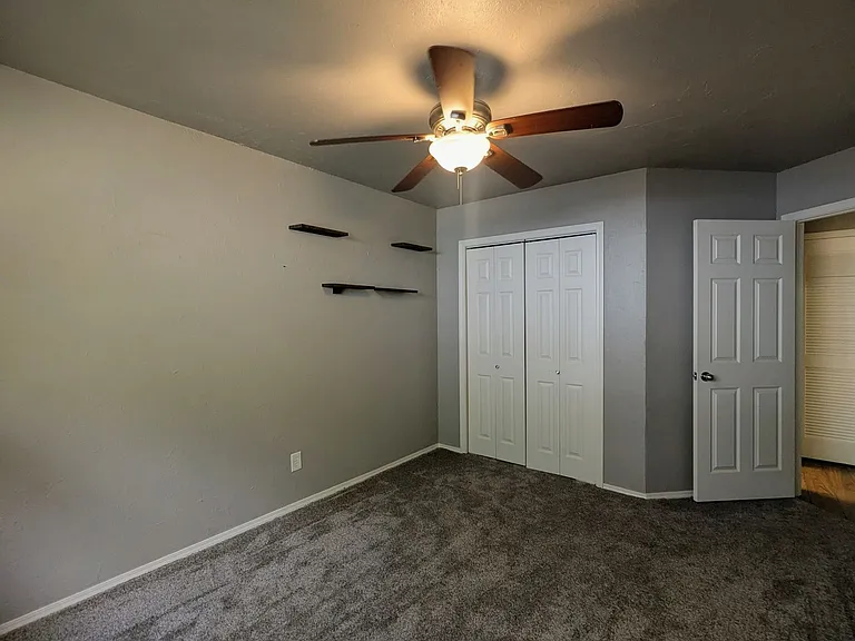 1005 Valley Ct — Photo 9
