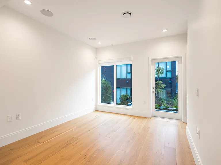581 W 26th Ave — Photo 3