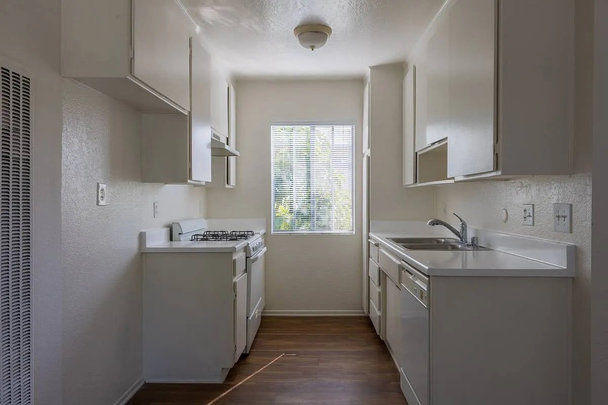 18404 Collins Street — Photo 4