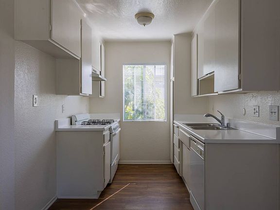 4th image of 18404 Collins St #75baa0bd6