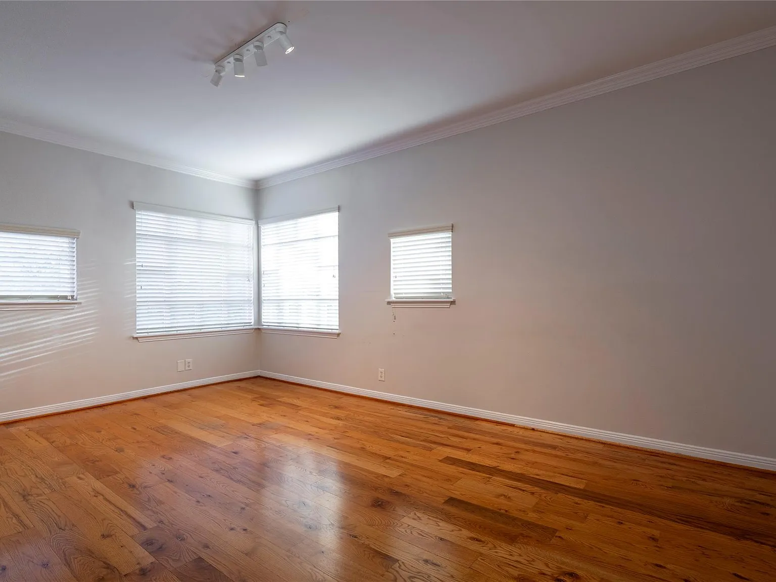 2 bed, 2.5 bath, 1464 sqft, $3,200 — Photo 2