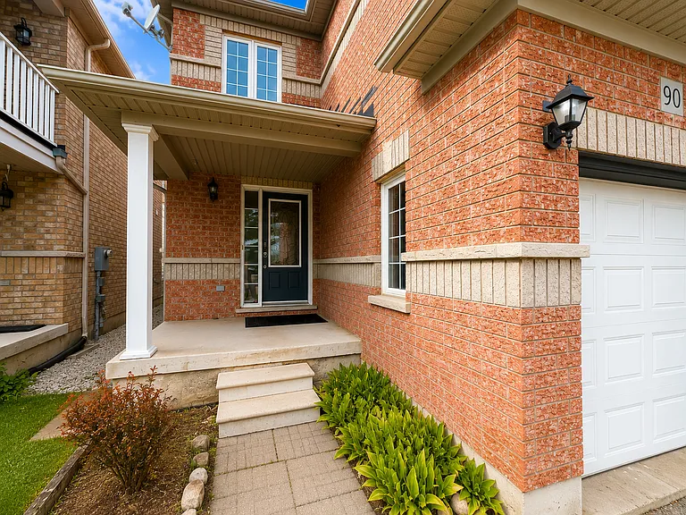 90 Snowberry Cres — Photo 2