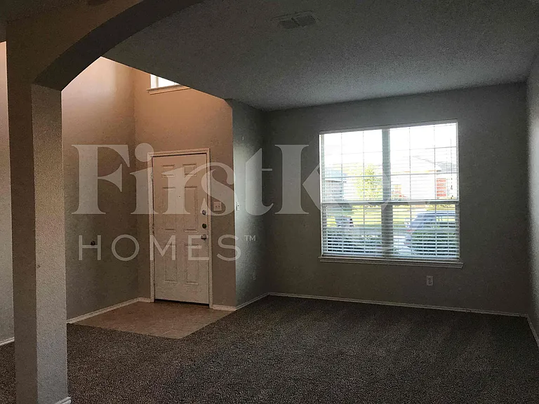 429 W Clover Park Dr — Photo 2