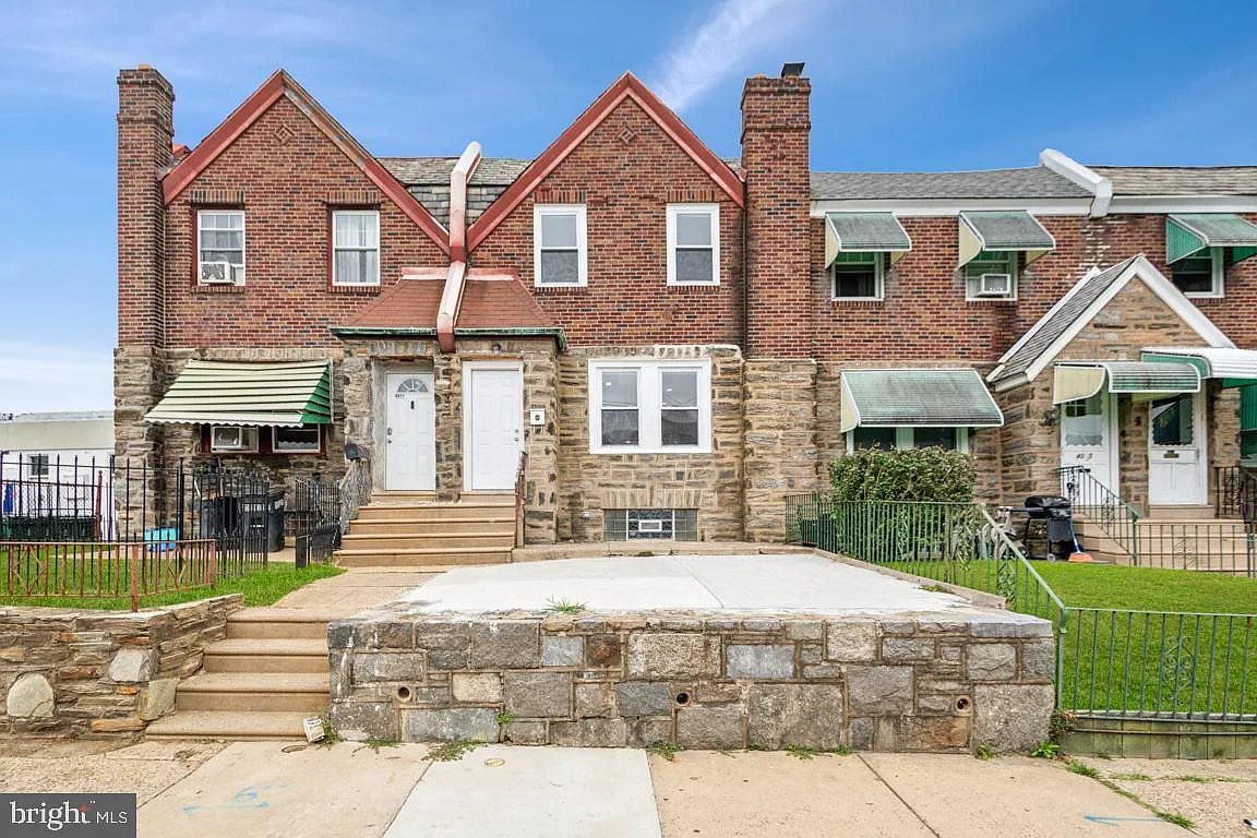 3 bed, 1.5 bath, 1242 sqft, $2,200 — Photo 1