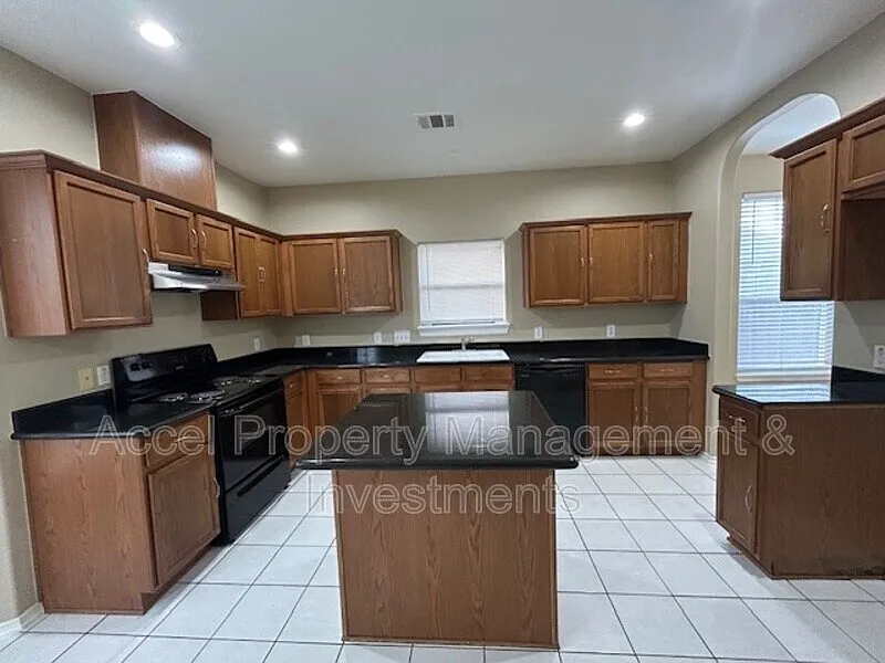 4 bed, 3.5 bath, 2790 sqft, $1,950 — Photo 4