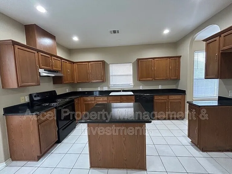 4510 Santa Inez St — Photo 4