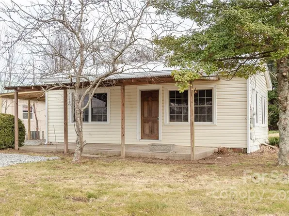 5751 Howard Gap Rd, Flat Rock, NC 28731