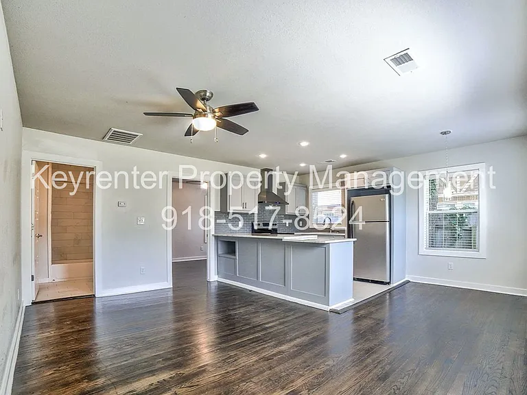 3315 E 8th St Duplex — Photo 2