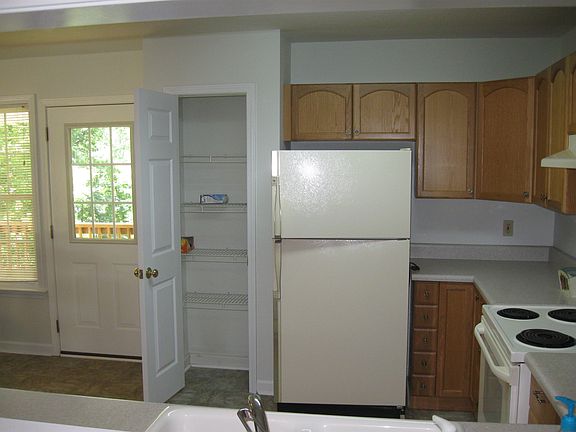5th image of 522 Robinhood Dr