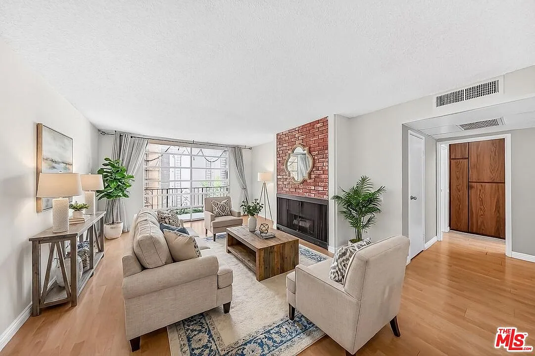 1 bed, 1.0 bath, 769 sqft, $1,900 — Photo 1