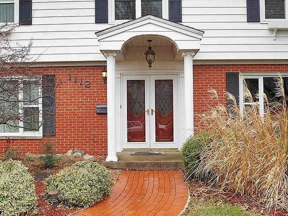 3rd image of 1112 W Burnside Dr