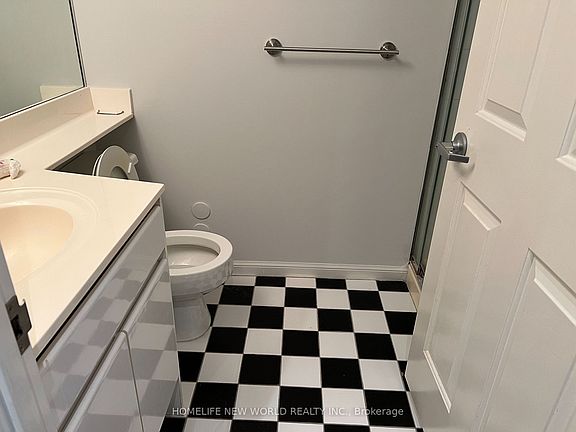5th image of 7 Carlton St #1206