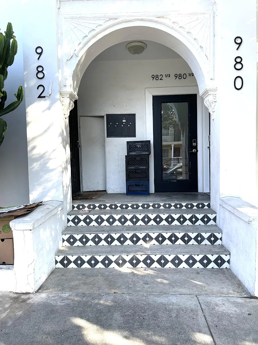 Building Photo - 982 N El Centro Ave #1/2