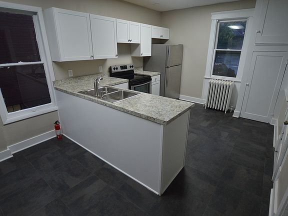 4th image of 2292 Grandview Ave
