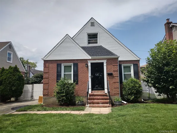 15 Yale Boulevard, New Hyde Park, NY 11040