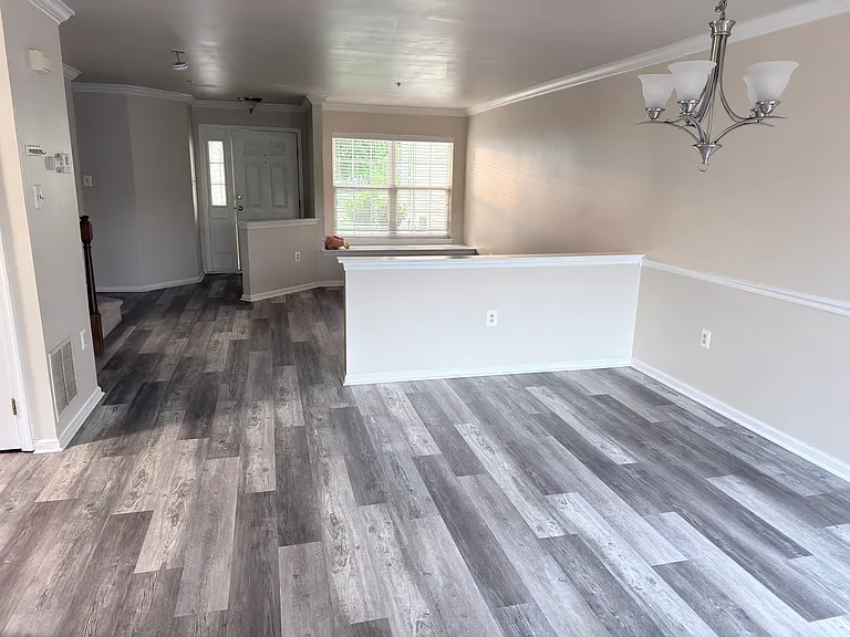 921 Bentley Ct — Photo 7