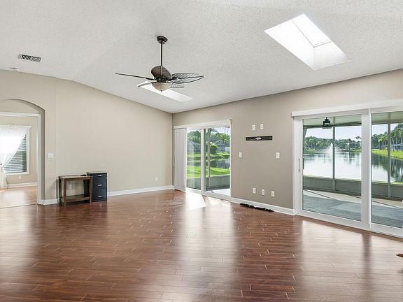 5th image of 349 Fountainview Cir