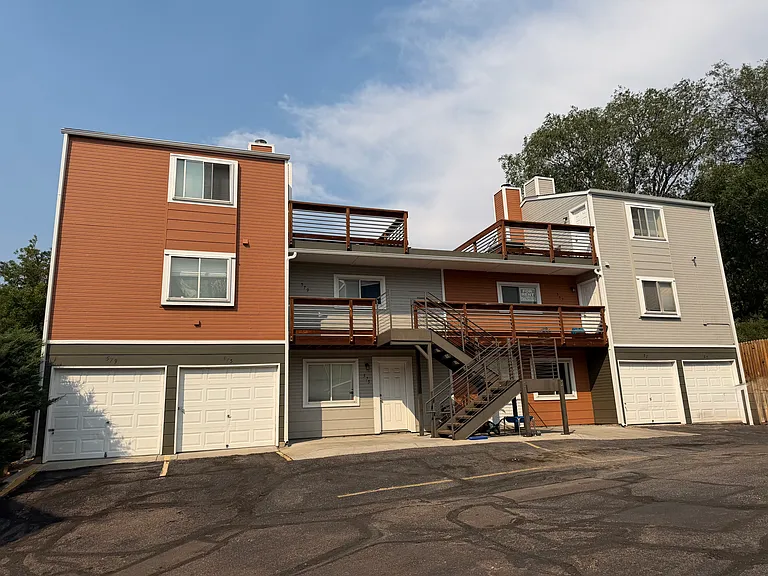 571 Winnie Way — Photo 2