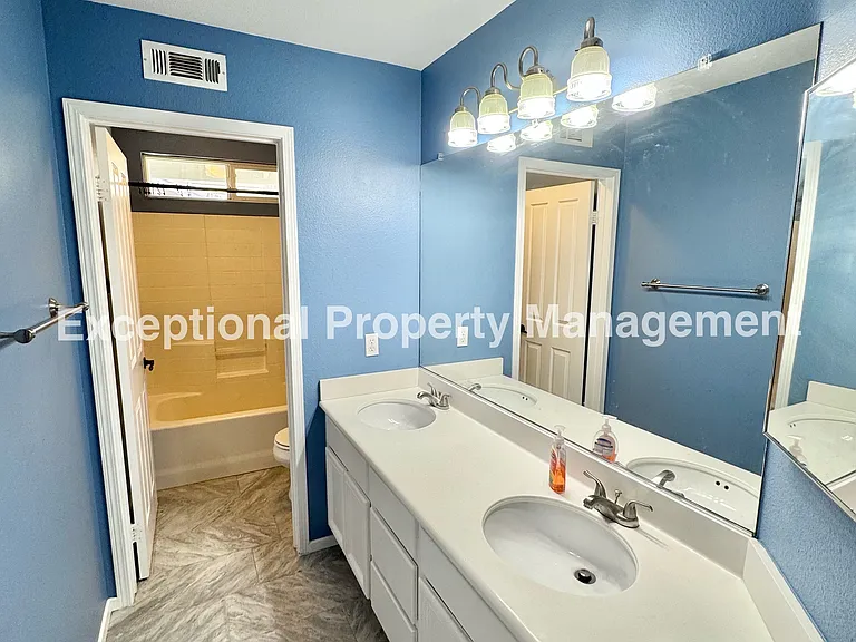 14855 Hedge Row Ct — Photo 19