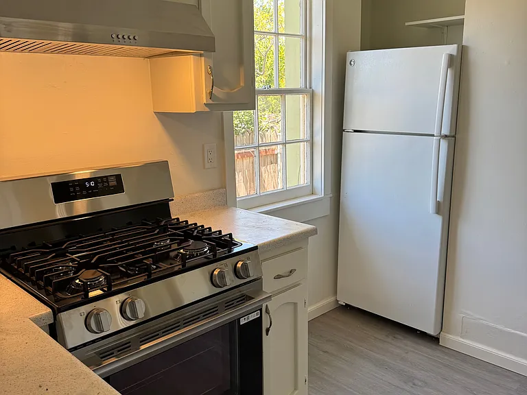 659 Sandercock St — Photo 9