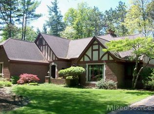 92 Kirksway Ln, Lake Orion, MI 48362