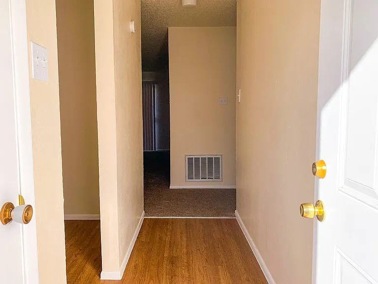 536 Madeira Dr SE — Photo 1