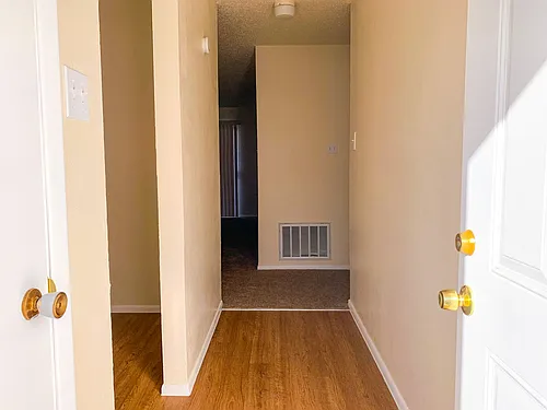 Spacious 2 Bedroom Apartment on Bus Line Photo 1