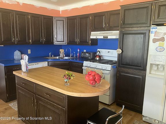 4th image of 28 Southside Ln