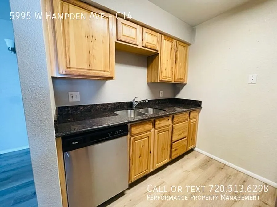 Updated Condo With Modern Finishes And Private Patio - Utilities Included — Photo 4