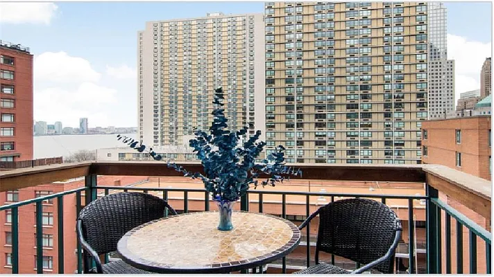 Sold by R New York | media 7