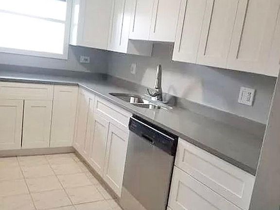 3rd image of 556 E Northwest Hwy #2