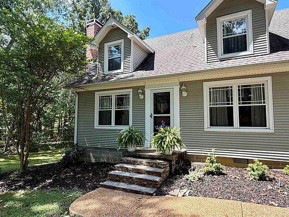 2nd image of 835 Twin View Cir