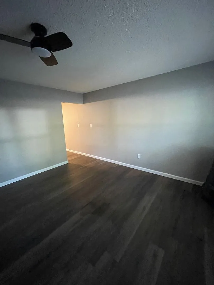 3 Bedroom 1 Bath in Belleville — Photo 3