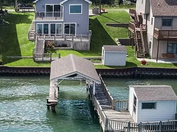 1027 River Rd, Saint Clair, MI 48079