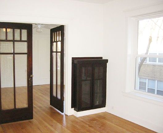 3rd image of 931 W Cornelia Ave APT 1A